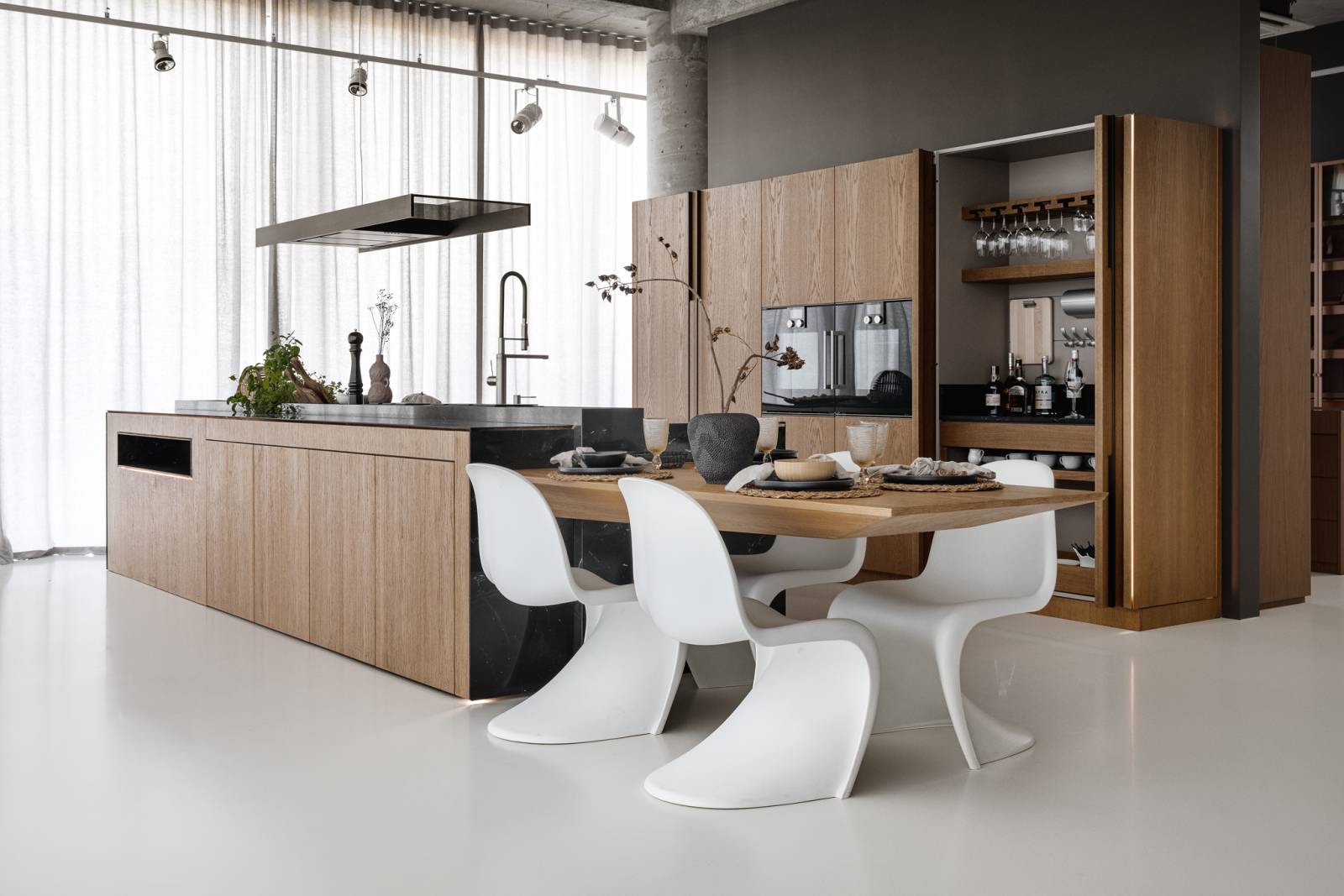 Création de cuisine contemporaine laqué bleu sur mesure par Ambiance Design à Beaulieu sur Mer